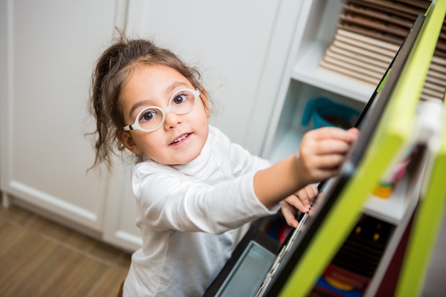 niña juega en clases educativas