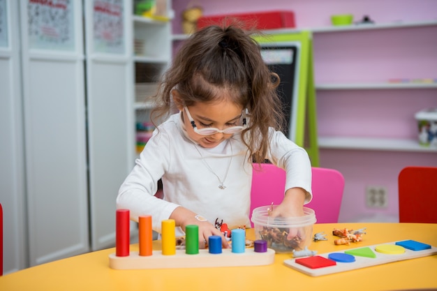 niña juega en clases educativas