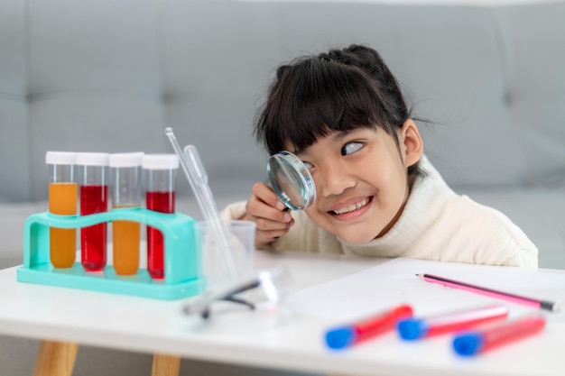 Niña juega experimentos científicos para la educación en el hogar