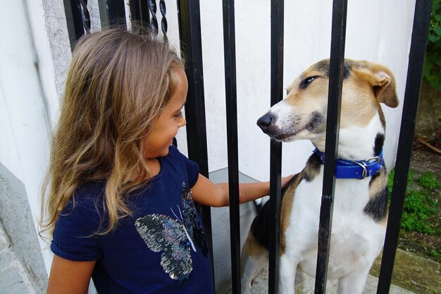 Niña juega con un hermoso perro