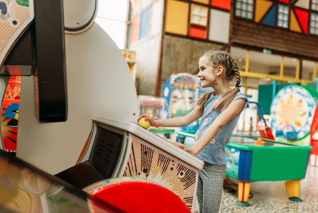 Niña juega en la máquina de videojuegos