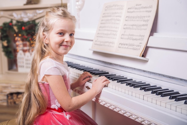 Niña, juego, en, piano, en, vestido