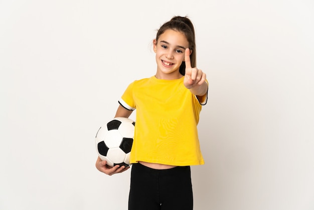 Niña de jugador de fútbol aislado en la pared blanca mostrando y levantando un dedo