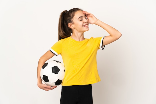 Niña jugador de fútbol aislado sobre fondo blanco sonriendo mucho