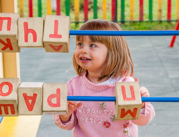 Foto niña jugando al aire libre