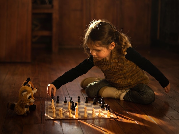 Niña jugando al ajedrez con sus juguetes