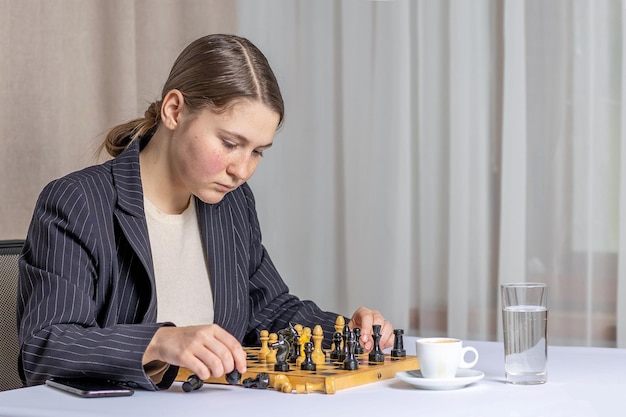 niña jugando al ajedrez