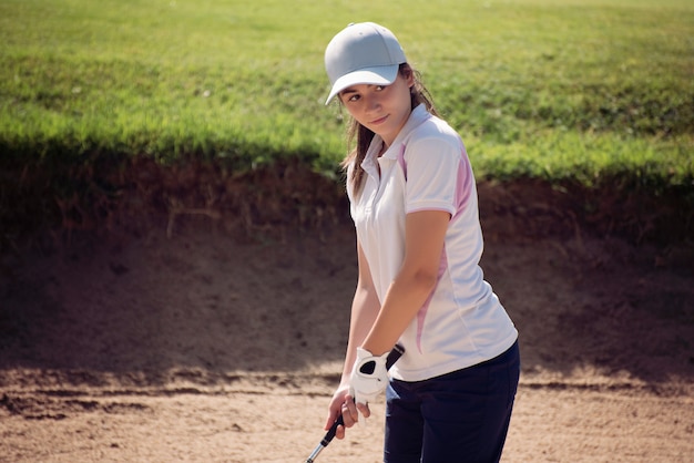 Foto niña jugando al golf en un día soleado