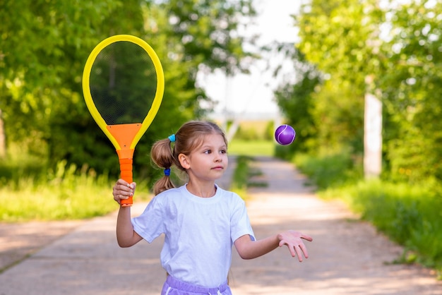 Niña jugando al tenis.