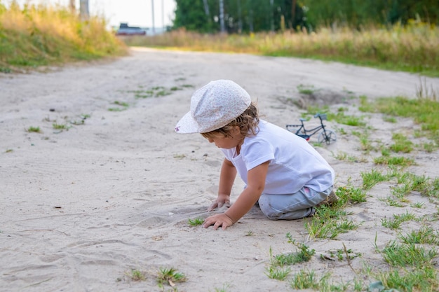 Niña jugando en la arena en el campo