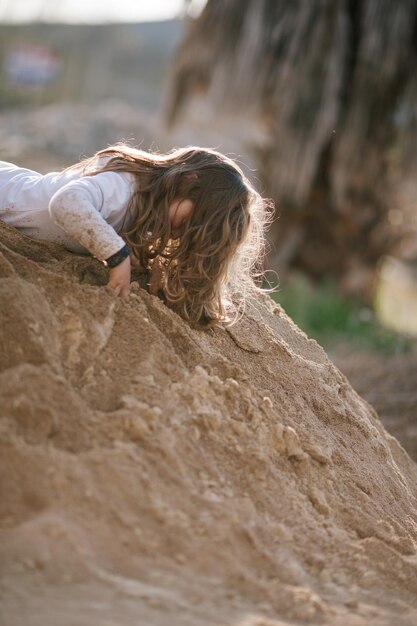 Foto niña jugando en la arena