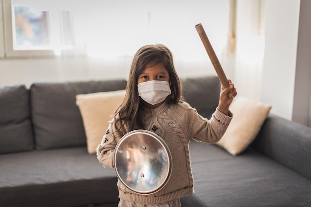 Niña jugando con una armadura falsa.