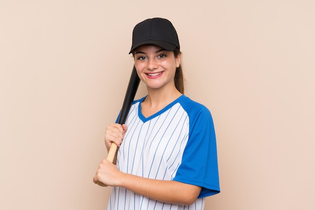 Niña jugando béisbol más aislado sonriendo mucho