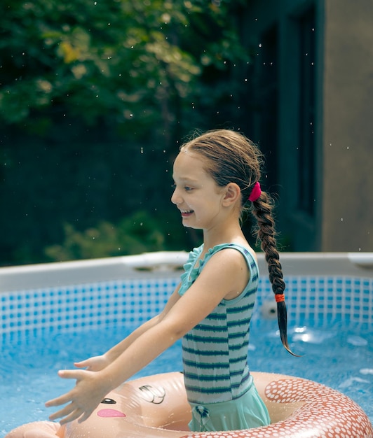 Niña jugando en el billar.