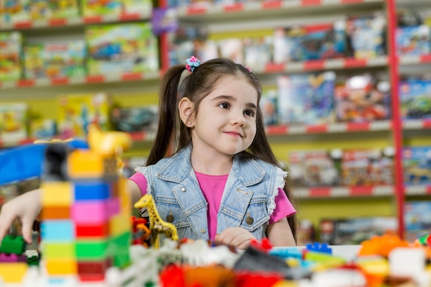 Niña jugando con bloques de construcción