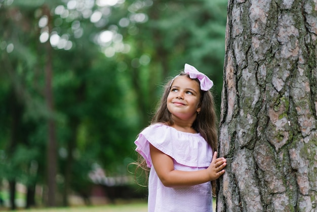 Niña jugando en el bosque de verano