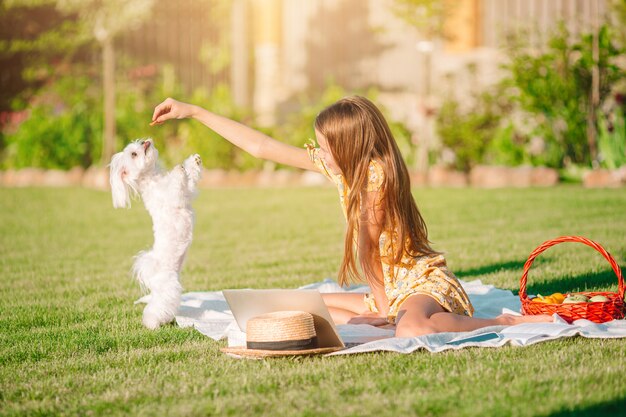 Niña jugando con el cachorro en el parque