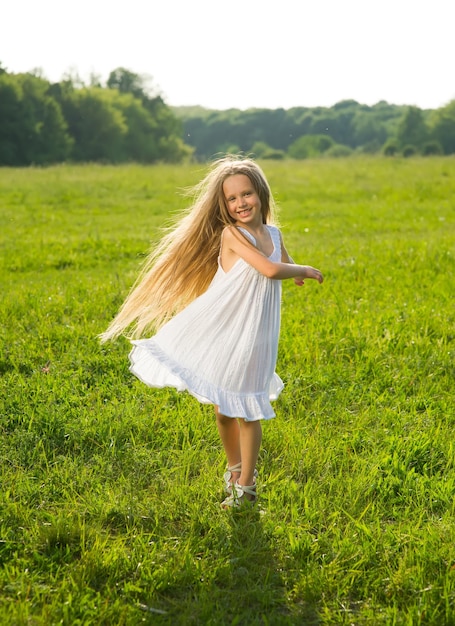 Niña jugando en el campo.