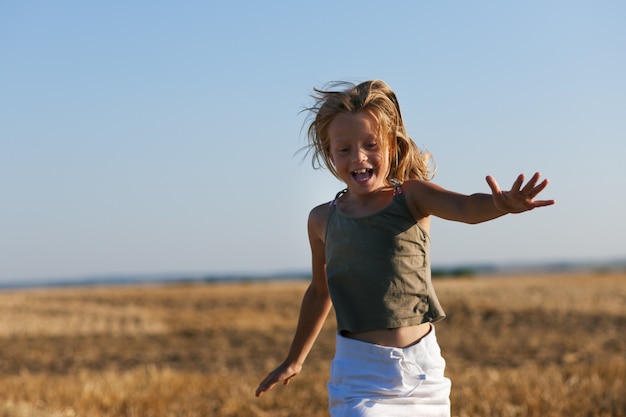 niña jugando en el campo