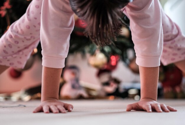 Foto niña jugando en casa durante la navidad