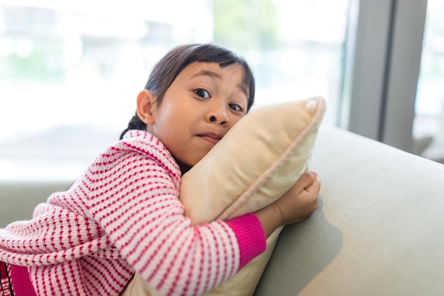 Niña jugando en casa.