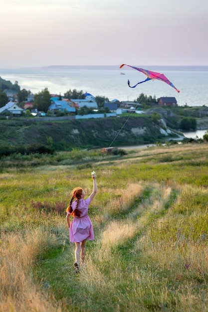 Niña jugando con una cometa