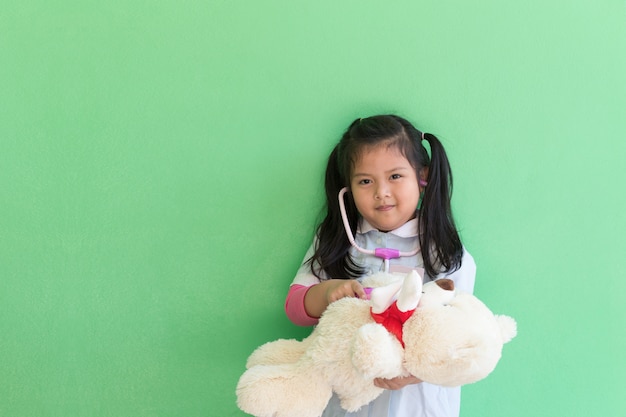 Niña jugando como médico con estetoscopio