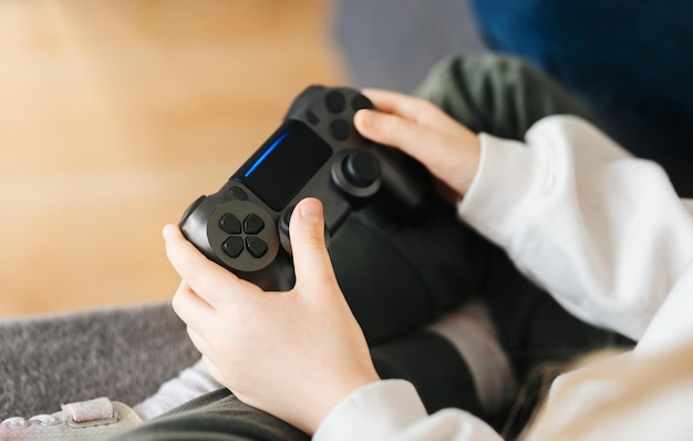 Niña jugando en la consola de juegos