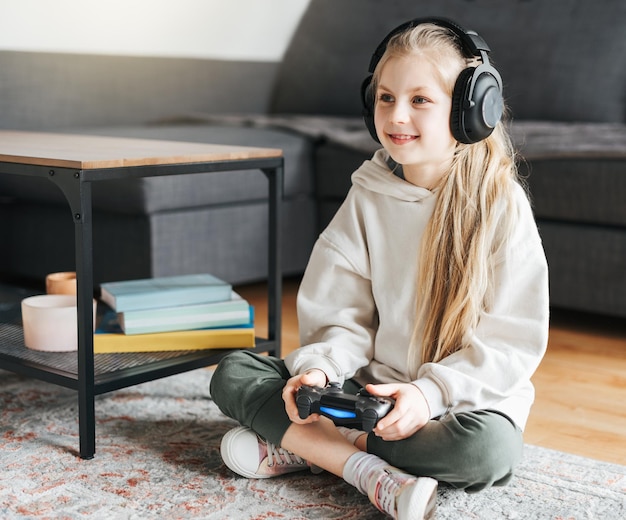 Niña jugando en la consola de juegos