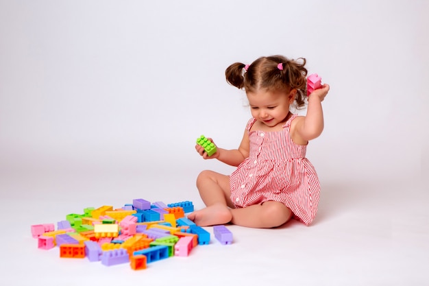 Niña jugando con constructor multicolor