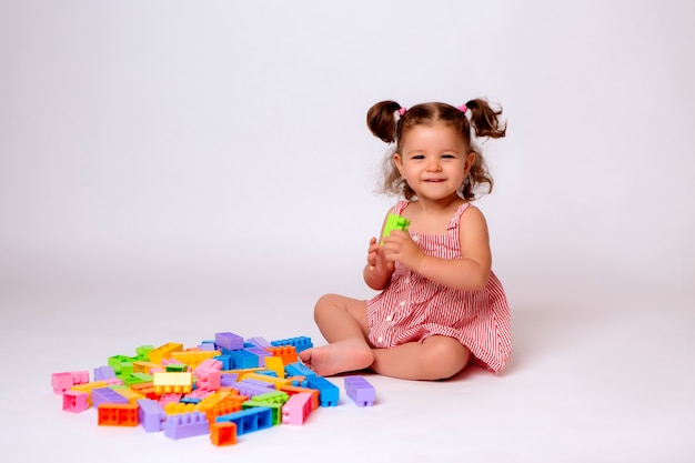 Niña jugando con constructor multicolor