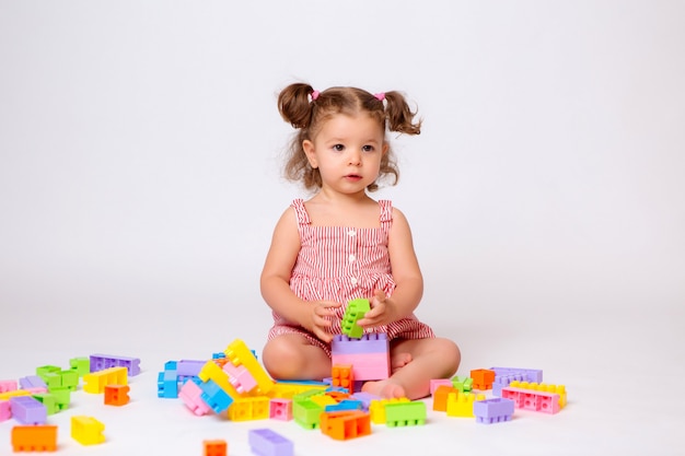 Niña jugando con constructor multicolor