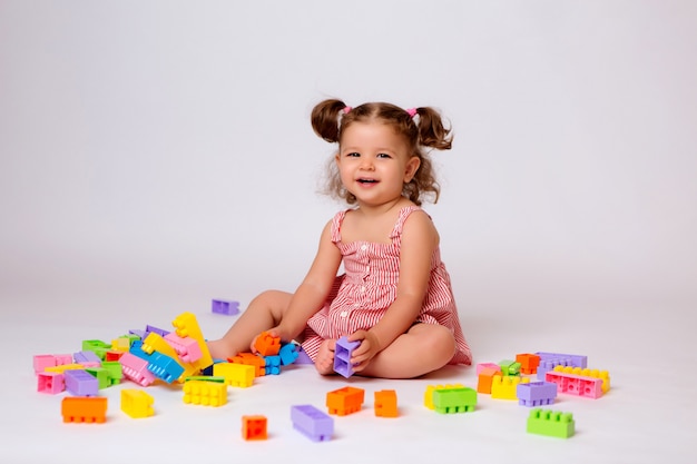 Niña jugando con constructor multicolor