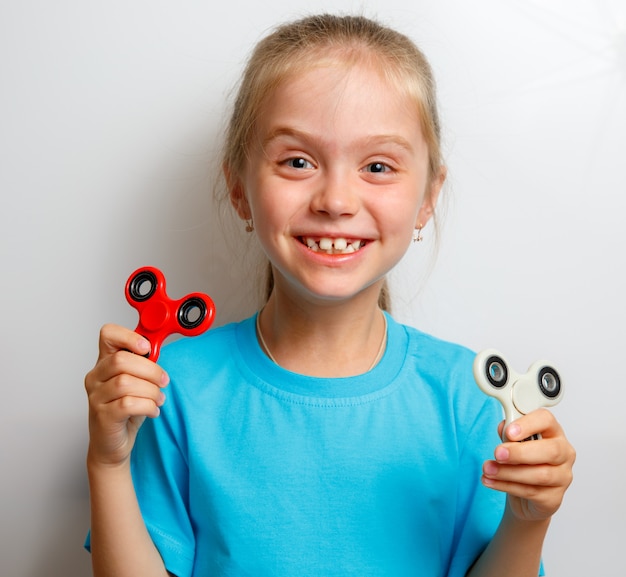 Niña jugando con fidget spinner