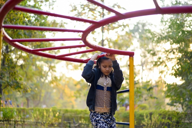 Niña jugando en el gimnasio de la selva