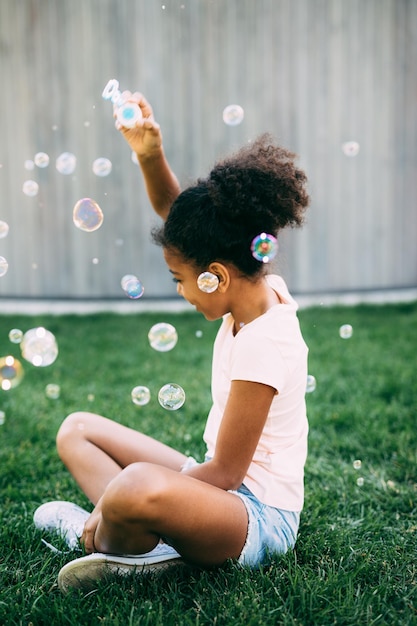 Niña jugando en el jardín