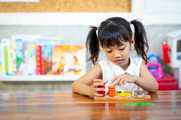 Niña jugando con juguetes de madera