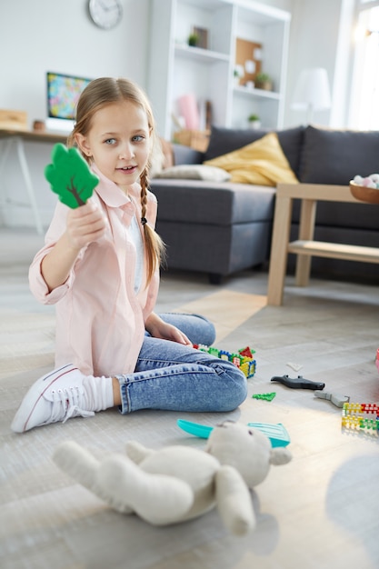 Niña jugando con juguetes