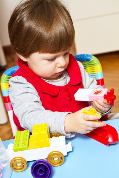 Foto niña está jugando con ladrillos de construcción