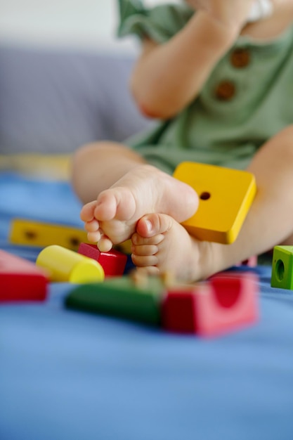 niña jugando con ladrillos de madera