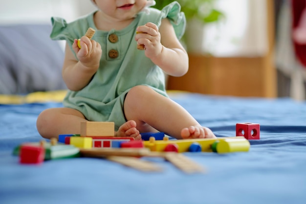 niña jugando con ladrillos de madera