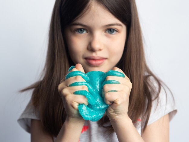 niña jugando con limo azul