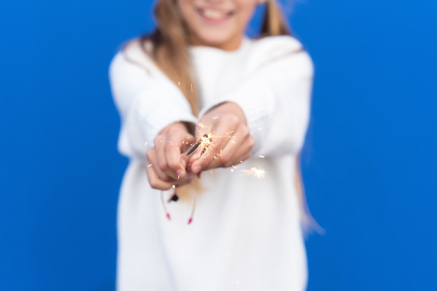 Niña jugando con luces de Bengala