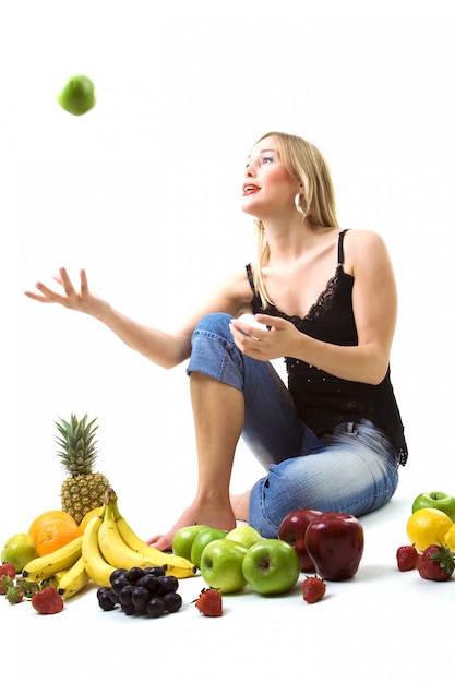 niña jugando con manzana verde