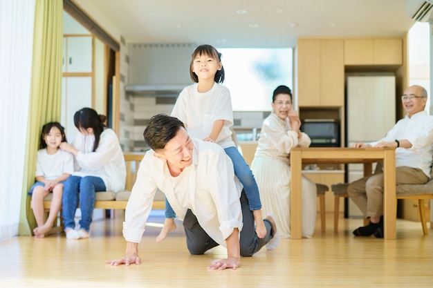 Niña jugando con papá en la habitación