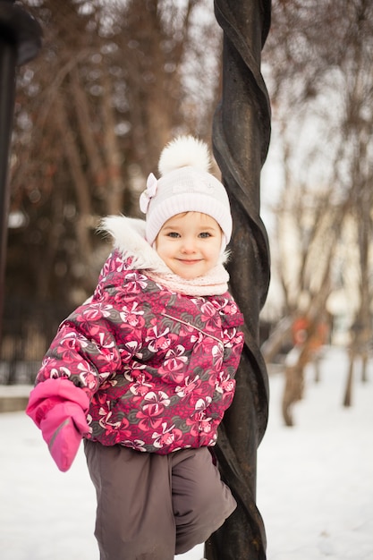 Niña jugando con papá en el parque