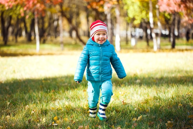 Niña jugando en el parque otoño