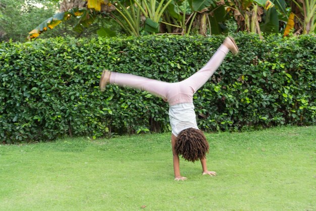 Una niña jugando en el parque Un pasatiempo divertido