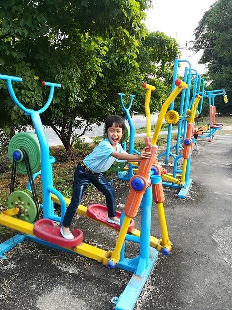 Foto niña jugando en el patio de recreo