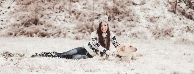 Niña jugando con un perro